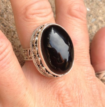 Zilveren ring gezet met zwarte Onyx in bewerkte setting maat 18 